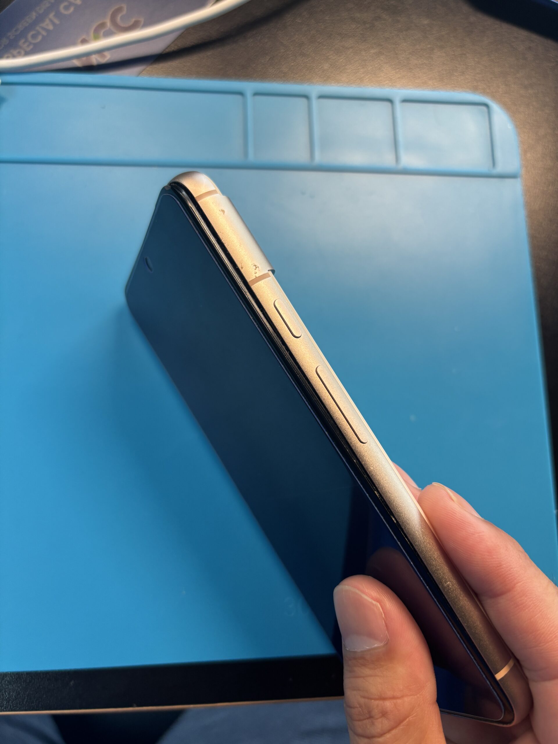 Pixel8 バッテリー膨張で開く